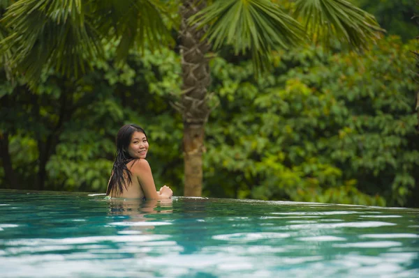 Fiatal Vonzó Gyönyörű Ázsiai Kínai Kellemes Boldog Tropical Beach Resort — Stock Fotó