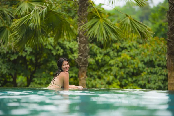 Fiatal Vonzó Gyönyörű Ázsiai Kínai Kellemes Boldog Tropical Beach Resort — Stock Fotó