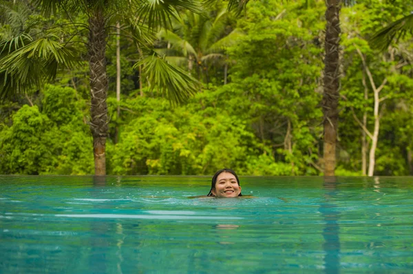 Jovem Atraente Bonita Mulher Chinesa Asiática Relaxante Feliz Resort Praia — Fotografia de Stock