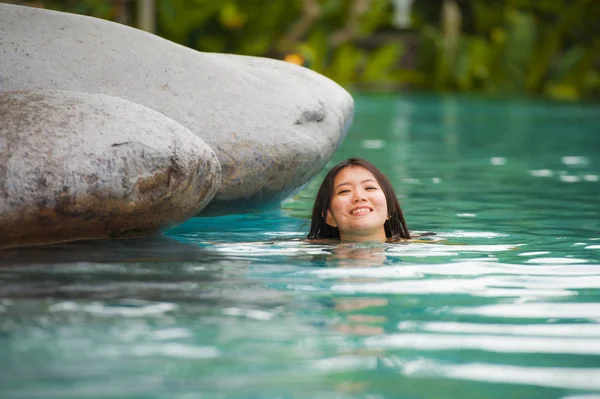 Молодая Привлекательная Красивая Азиатская Китаянка Расслабляется Счастливо Тропическом Пляже Курорта — стоковое фото