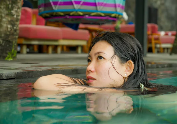 若い魅力的なライフ スタイル肖像画やアジアの韓国女性の美しい熱帯のビーチ リゾートの楽園の島で夏休みを楽しんでいるホテルのプールで水泳では幸せ リラックス — ストック写真