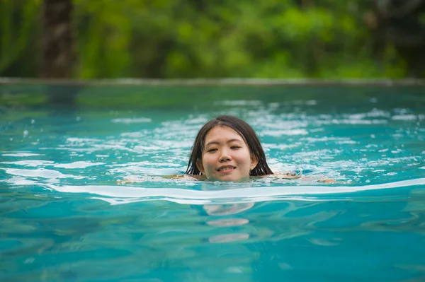 Fiatal Vonzó Gyönyörű Ázsiai Koreai Kellemes Boldog Tropical Beach Resort — Stock Fotó