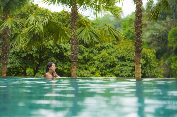 genç çekici ve güzel Asyalı Koreli kadın mutlu tropikal beach Resort yüzme yaz zevk orman sonsuzluk havuzu cennet adasında tatil hedef kavramı seyahat rahatlatıcı