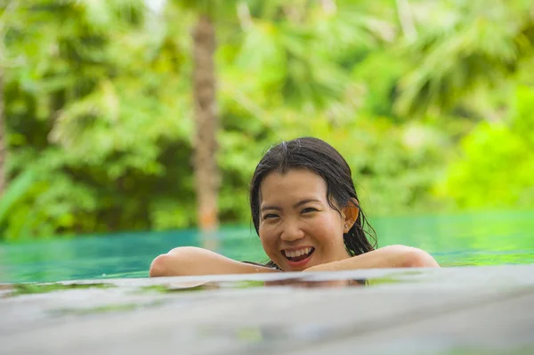 Молодая Привлекательная Красивая Азиатская Кореянка Расслабляется Счастливо Тропическом Пляжном Курорте — стоковое фото