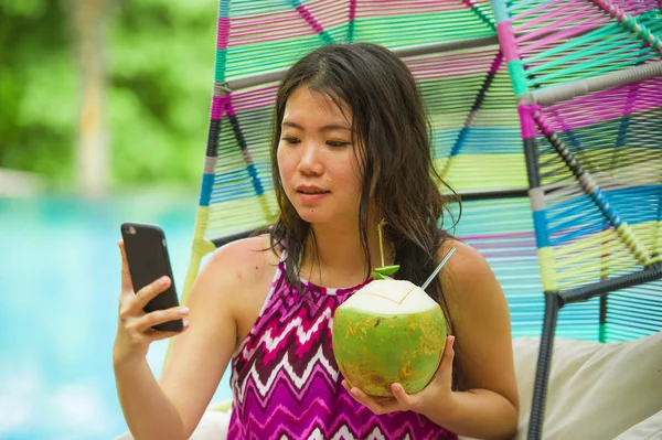 Молодая Красивая Счастливая Азиатская Китайская Туристка Пьет Кокосовую Воду Фотографируясь — стоковое фото