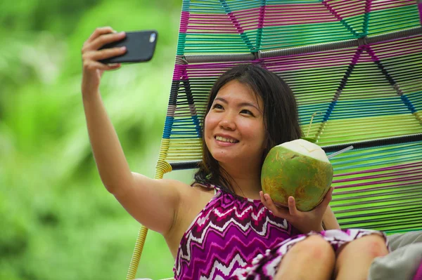 Fiatal Szép Boldog Ázsiai Kínai Turista Iszik Figyelembe Selfie Kép — Stock Fotó