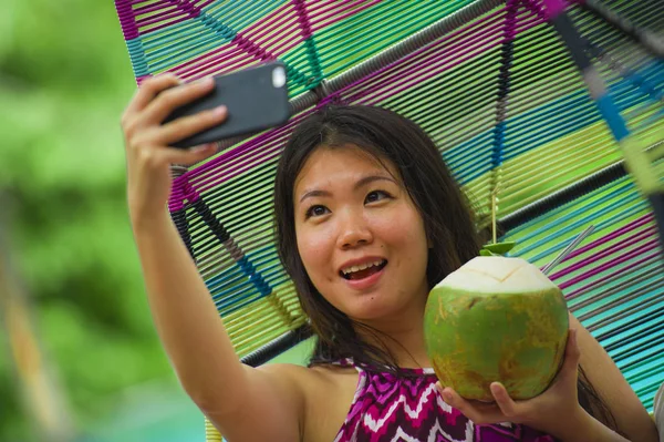 Fiatal Szép Boldog Ázsiai Kínai Turista Iszik Figyelembe Selfie Kép — Stock Fotó