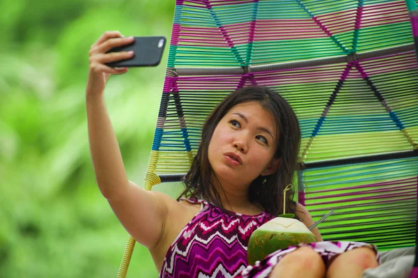 아시아 Selfie 휴대폰 리조트 수영장에서 즐기고 코코넛 마시는 — 스톡 사진