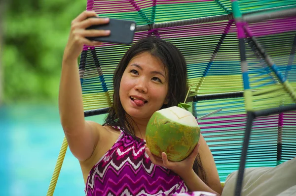 Joven Hermosa Feliz Mujer Turista Asiática Coreana Bebiendo Agua Coco — Foto de Stock
