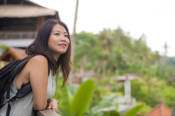 生活方式户外描绘年轻美丽和快乐的亚洲中国背包客妇女享受假期在热带水稻露台微笑着高兴在亚洲旅游目的地的概念 — 图库照片