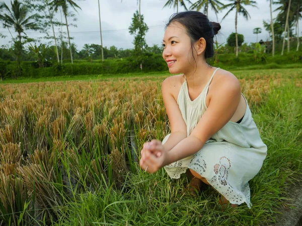 Lifestyle Freien Portrait Junger Schöner Und Glücklicher Asiatischer Chinesischer Touristin — Stockfoto