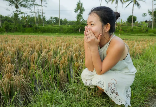Životní Styl Outdoor Portrét Mladé Krásné Šťastné Asijská Korejská Zena — Stock fotografie