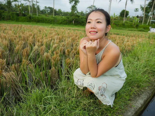 Стиль Жизни Свежем Воздухе Портрет Молодой Красивой Счастливой Азиатской Туристки — стоковое фото