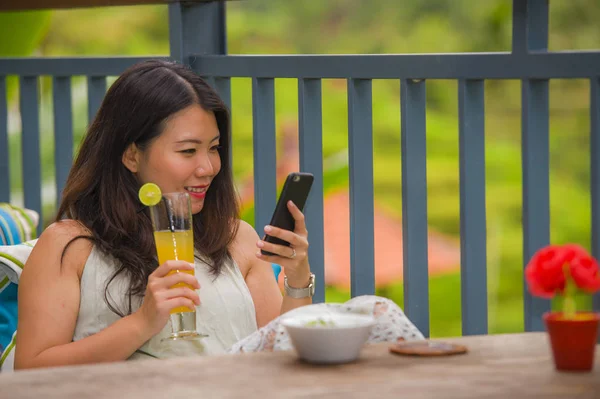 Estilo Vida Livre Retrato Sincero Jovem Bonita Feliz Mulher Coreana — Fotografia de Stock