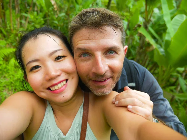 Молодая Красивая Счастливая Смешанная Этническая Пара Красивая Азиатская Китаянка Белый — стоковое фото