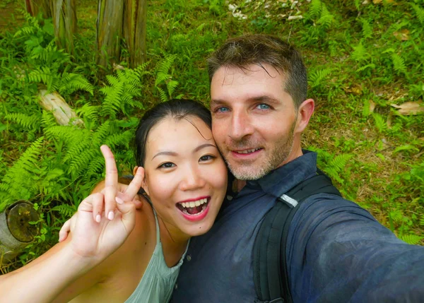 Молодая Красивая Счастливая Смешанная Этническая Пара Красивая Азиатская Китаянка Белый — стоковое фото
