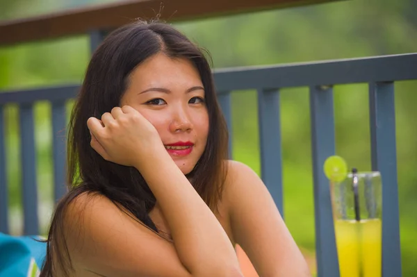 Молодая Счастливая Красивая Азиатская Китайская Туристка Сидящая Свежем Воздухе Кафе — стоковое фото