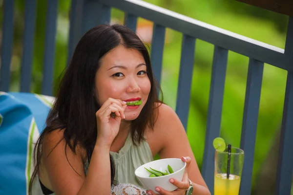 Jovem Feliz Bonito Asiático Chinês Turista Mulher Sentado Relaxado Livre — Fotografia de Stock