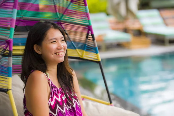 Молодая Красивая Счастливая Азиатская Китайская Туристка Расслабляется Тропическом Роскошном Курортном — стоковое фото