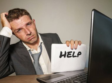 Genç depresif ve sinirli duygu üzgün ve çok çalışan kurumsal iş sorun ve iş yardım isteyen office bilgisayar Resepsiyon holding Not defteri stres çalışma işadamı kriz