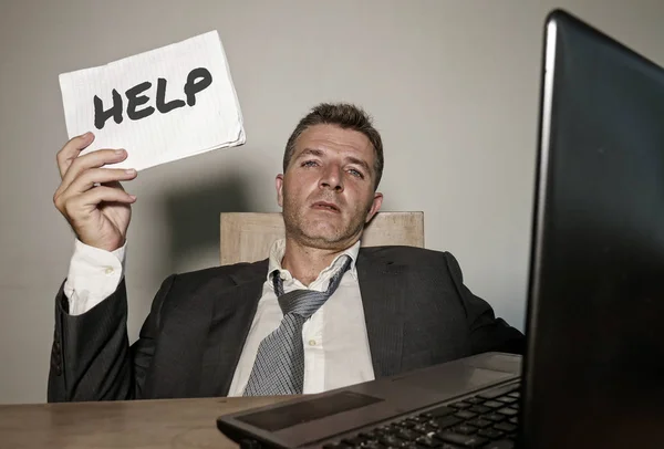 Joven Hombre Negocios Deprimido Frustrado Que Trabaja Estrés Oficina Escritorio —  Fotos de Stock