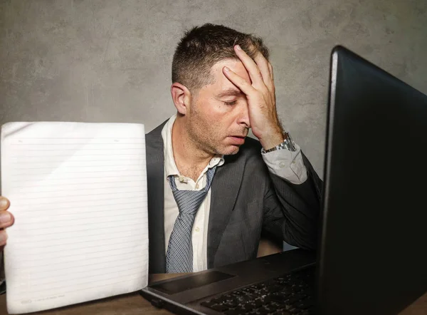 Ung Deprimerad Affärsman Arbetar Stress Kontoret Dator Skrivbord Hålla Anteckningar — Stockfoto