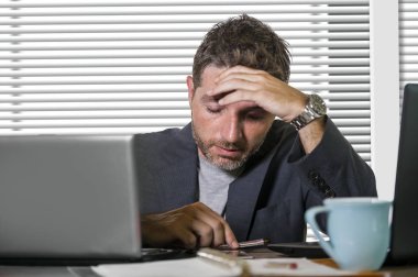 genç çekici üzgün ve beyaz arka plan üzerinde izole ofis bilgisayar masası kurumsal iş iş sorunu stres acı bunalmış çalışma işadamı vurguladı