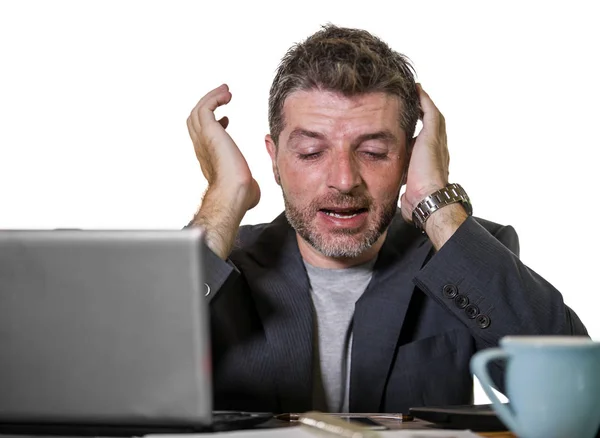 매력적인 사업가 배경에 비즈니스 문제에 사무실 컴퓨터 데스크에서 스트레스를 스트레스 — 스톡 사진