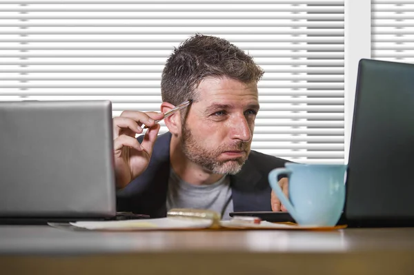 Jovem Atraente Chateado Estressado Empresário Trabalhando Sobrecarregado Sofrimento Stress Escritório — Fotografia de Stock