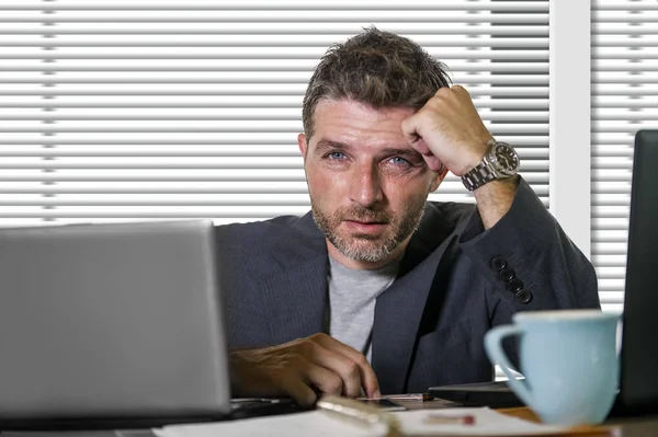 매력적인 스트레스 비즈니스 보고에 사무실 컴퓨터 책상에서 고통을 스트레스 — 스톡 사진