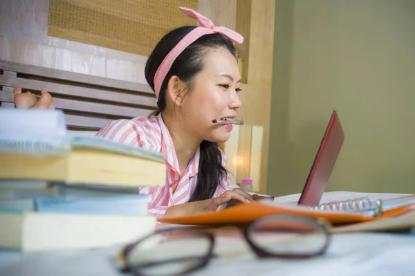 Fiatal Aranyos Boldog Nerdy Ázsiai Amerikai Diák Tinédzser Nerd Haj — Stock Fotó