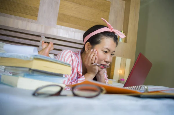 Jonge Schattige Gelukkig Nerdy Aziatische Koreaanse Student Tiener Meisje Haar — Stockfoto