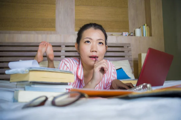 Jovem Bela Inteligente Asiática Estudante Chinesa Mulher Casa Quarto Sentado — Fotografia de Stock