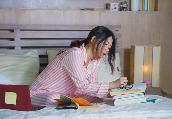 Jovem Bela Inteligente Asiático Estudante Chinês Menina Casa Quarto Sentado — Fotografia de Stock