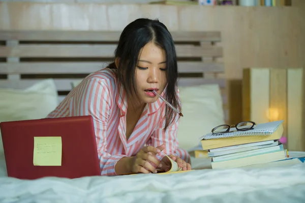 Jonge Mooie Slimme Aziatische Chinese Student Vrouw Aan Huis Slaapkamer — Stockfoto