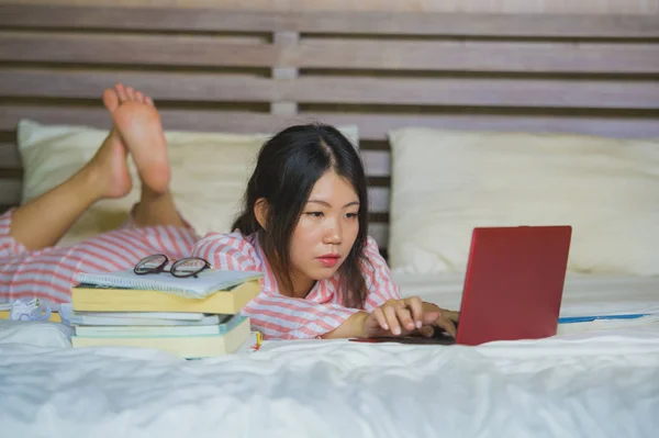 Jonge Mooie Slimme Aziatische Chinese Student Meisje Huis Slaapkamer Zittend — Stockfoto