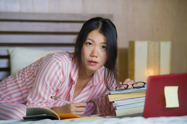 Jonge Mooie Slimme Aziatische Japanse Student Meisje Huis Slaapkamer Zittend — Stockfoto