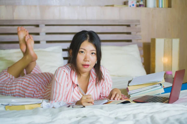 Молодая Красивая Умная Азиатская Китайская Студентка Спальне Сидит Кровати Готовится — стоковое фото