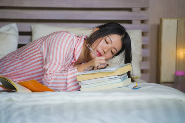 Junge Schöne Und Intelligente Asiatische Studentin Frau Hause Schlafzimmer Sitzen — Stockfoto