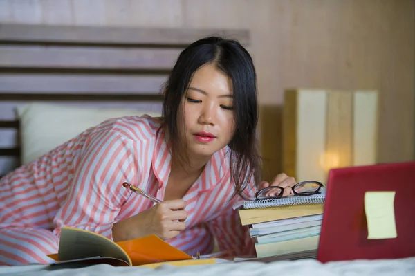 Jonge Mooie Slimme Aziatische Koreaanse Student Vrouw Aan Huis Slaapkamer — Stockfoto