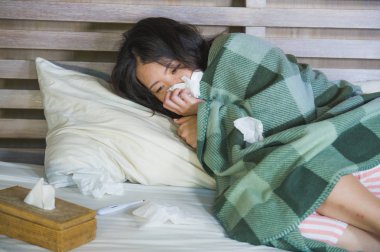 Genç Kadın pijama soğuk algınlığı ve grip tıbbi sağlık ve grip virüs hastalık kavramı içinde acı yatakta ateşli yalan battaniye ile kaplı tatlı Asya Çin hasta
