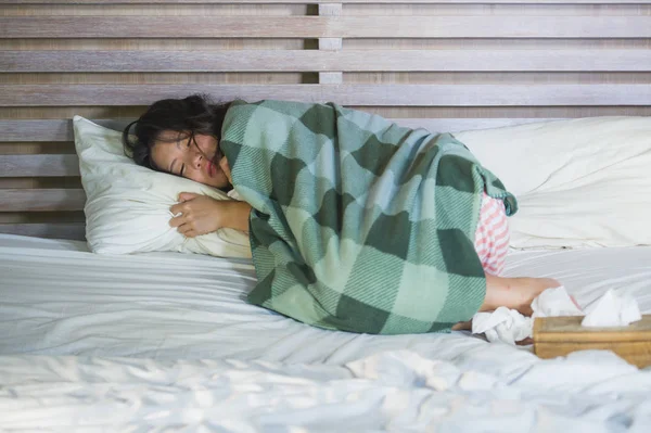 Junge Kranke Süße Asiatische Mädchen Schlafanzug Mit Decke Bedeckt Liegt — Stockfoto