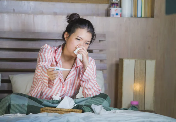 Junge Schöne Und Süße Asiatische Japanerin Pyjama Krank Hause Schlafzimmer — Stockfoto