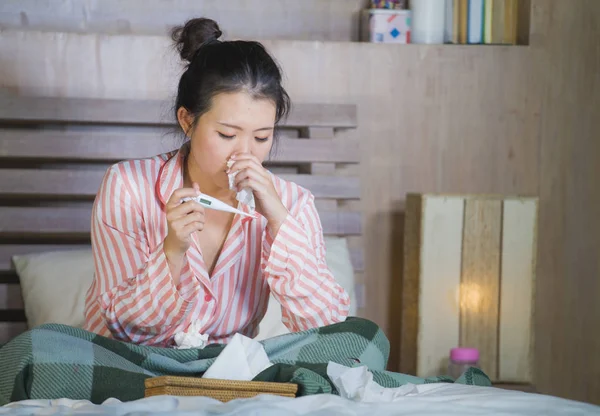 Молодая Красивая Милая Азиатская Японская Девушка Пижаме Больная Себя Дома — стоковое фото