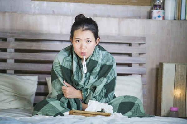 Jeune Belle Douce Asiatique Chinois Femme Pyjama Malade Maison Chambre — Photo