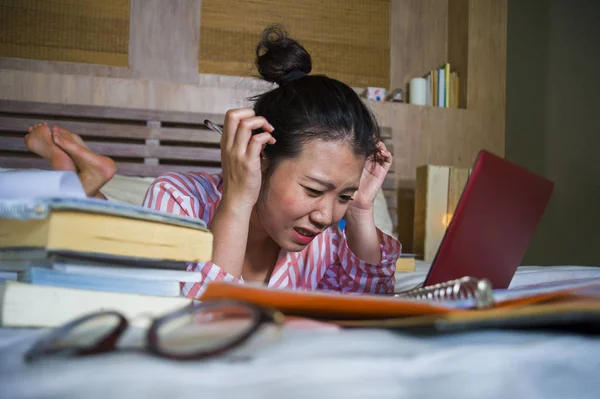 絶望的な疲れてアジア韓大学生女性を感じて圧倒し 準備試験勉強でパソコンを強調したストレス過労との絶望的なベッド — ストック写真