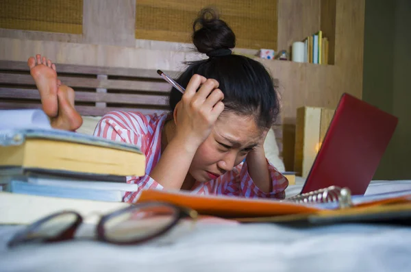 Młodych Zdesperowany Zmęczony Azjatycka Koreański Dziewczyna Student Uniwersytetu Uczucie Ogarnia — Zdjęcie stockowe