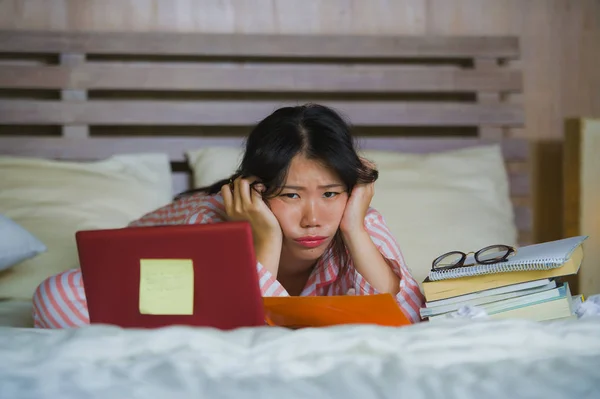 Jovem Frustrado Cansado Asiático Americano Estudante Universitário Menina Sentindo Sobrecarregado — Fotografia de Stock
