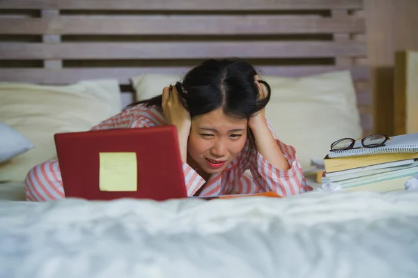 Jeune Frustré Fatigué Asiatique Chinois Étudiant Femme Sentant Dépassé Stressé — Photo
