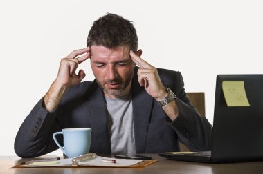 office bilgisayar Resepsiyon umutsuz ve bunalmış duygu üzgün depresyon ve anksiyete krizi beyaz arka plan üzerinde izole çalışan genç çekici depresif ve hayal kırıklığına uğramış işadamı